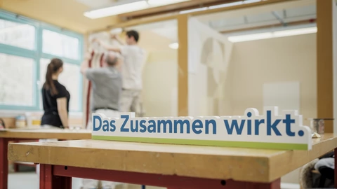 Der Schriftzug "Das Zusammen wirkt" steht im Ausbildungsbereich der Maler und Lackierer 