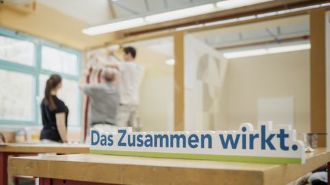 Der Schriftzug "Das Zusammen wirkt" steht im Ausbildungsbereich der Maler und Lackierer