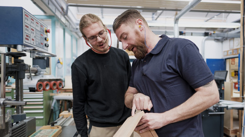 Jugendlicher und Auszbilder in der Holzwerkstatt