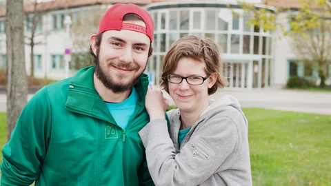 Zwei Jugendliche auf dem Campus