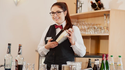 Eine Auszubildende an der Bar im Campus-Gästehaus im CJD BBW Gera
