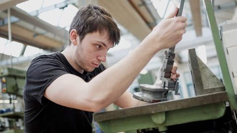 Jugendlicher im Metallbereich