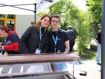 Zwei Jugendliche beim Tag der offenen Tür im CJD BBW Gera