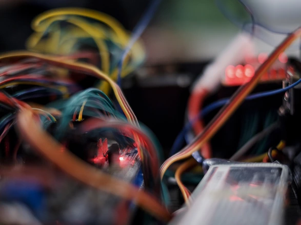 Nahaufnahme von Kabeln in einem elektronischen Gerät.