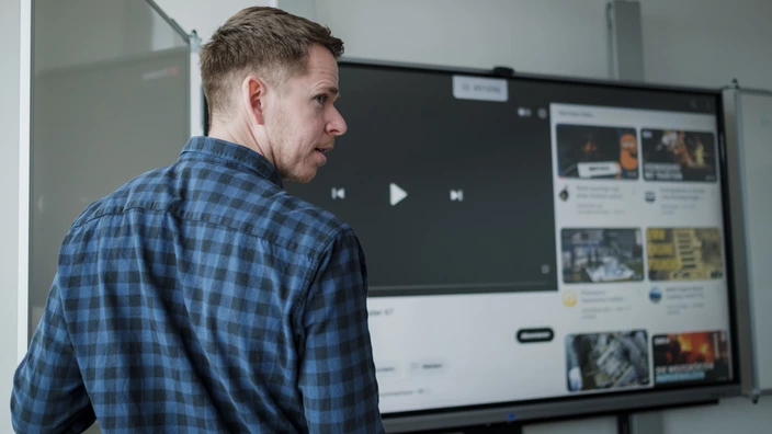 Digitaler Unterricht – Lehrer am Whiteboard