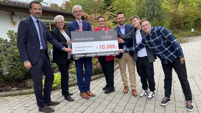 Gruppenfoto mit Spendenscheck