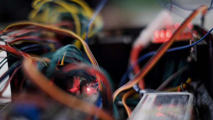 Nahaufnahme von Kabeln in einem elektronischen Gerät.
