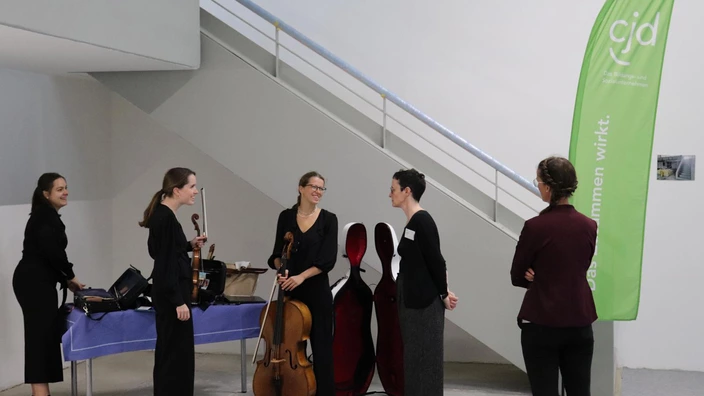 Die Musikerinnen des Orchester-Trios im Gespräch mit Maxi Süß