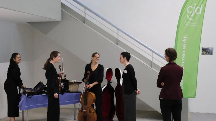 Die Musikerinnen des Orchester-Trios im Gespräch mit Maxi Süß