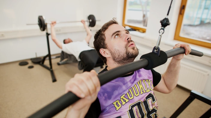 Jugendliche im Sportraum des CJD BBW Gera