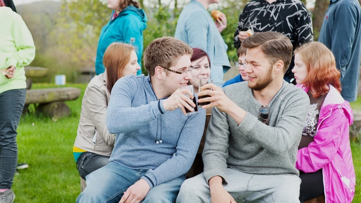 Jugendliche beim Feiern im Freizeitbereich des CJD BBW Gera