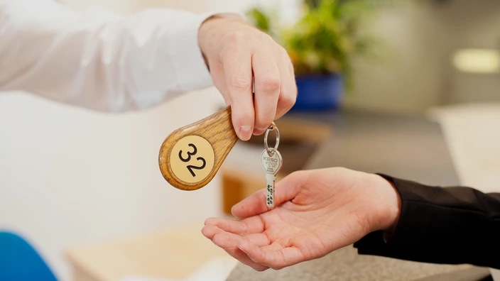 Schlüsselübergabe im Campus-Gästehaus des CJD BBW Gera