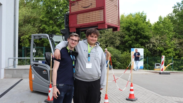 Zwei Jugendliche vor einem Gabelstapler beim Tag der offenen Tür im CJD BBW Gera