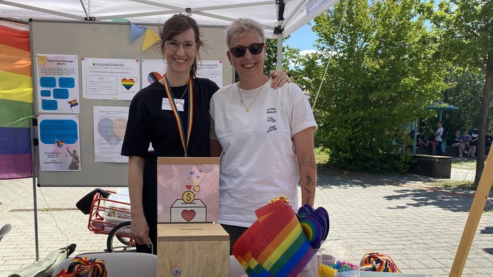 Zwei Personen am Stand der Regenbogengruppe