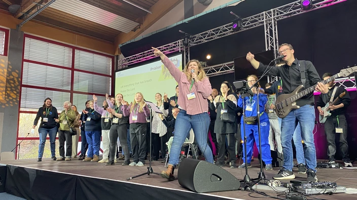 Band und Chor auf der Bühne beim Jugendforum