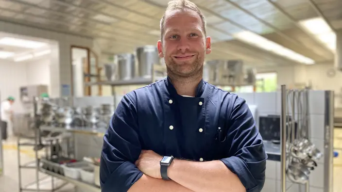 Küchenleiter Dominik Hörig in der Großküche des CJD BBW Gera