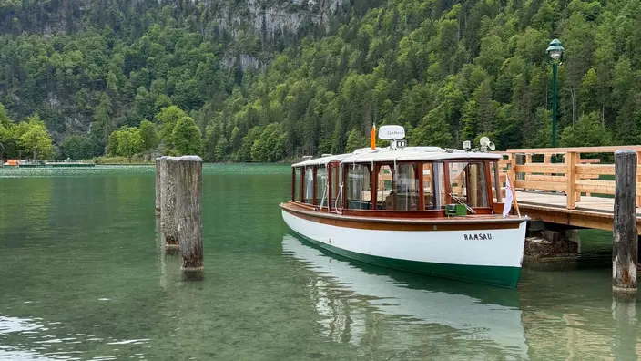 Ein Ausflugsboot auf dem Königsee