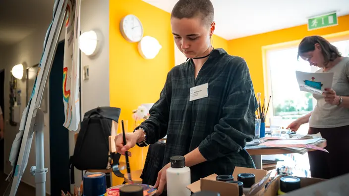 Workshopprojekt - Transzendenz: Eine person malt mit einem Pinsel.kt