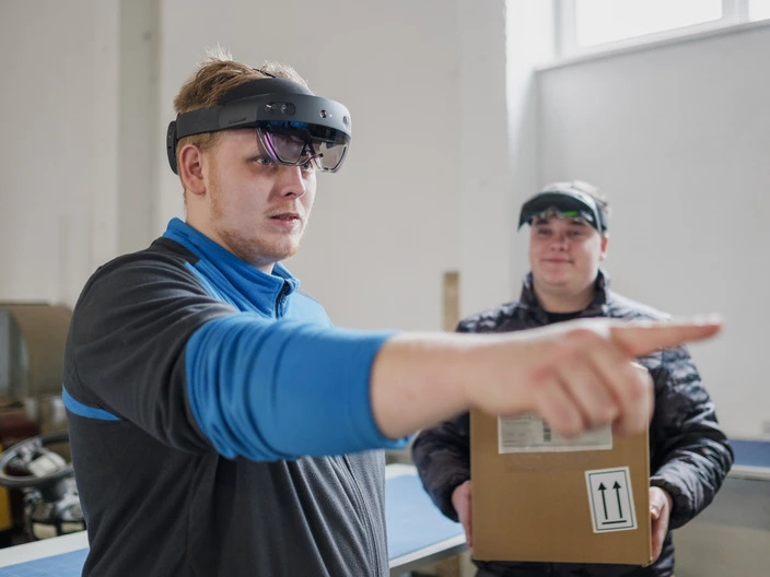 Zwei Auszubildende mit MR-Brillen