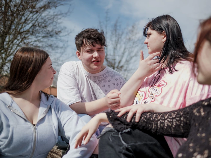 Vier Jugendliche unterhalten sich.