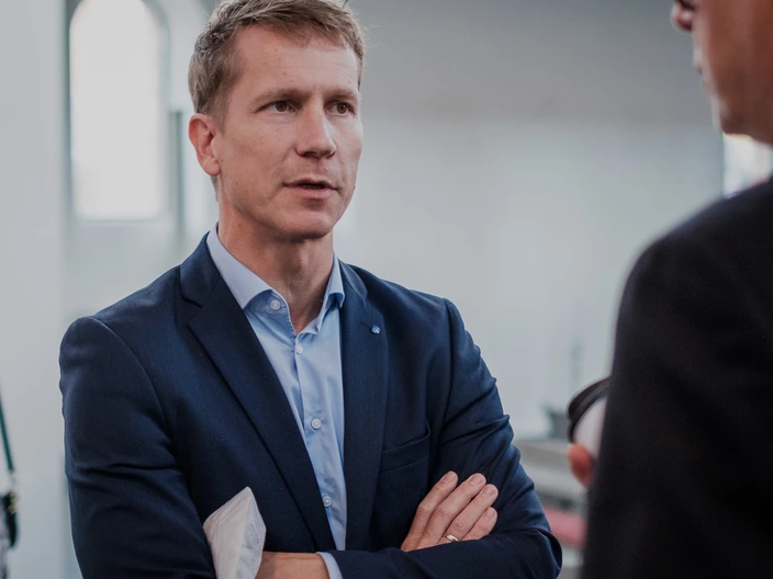 Vorstandssprecher des CJD Oliver Stier im Gespräch auf einer Veranstaltung.